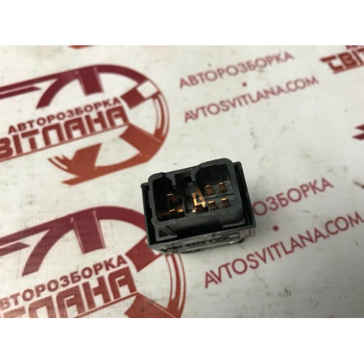 Кнопка стеклоподъемника задняя правая Kia Sorento 2002-2009 935803E100